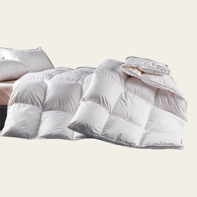 Valkoinen kevyt hanhen sulkapeite